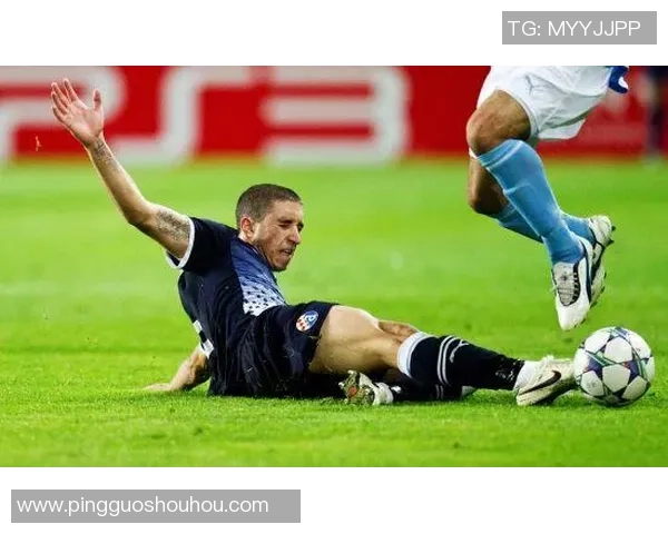 不同足球明星的滑铲技巧与风格解析让我们领略球场上的精彩瞬间